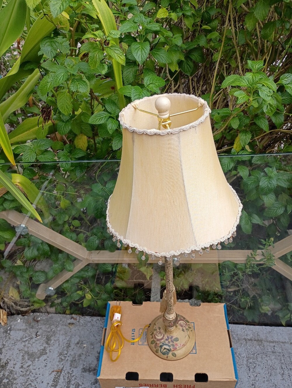 CASTELLIAN- Classic Cream Floral Table Lamp 🛋️ VINTAGE MCM Crackle Porcelain.